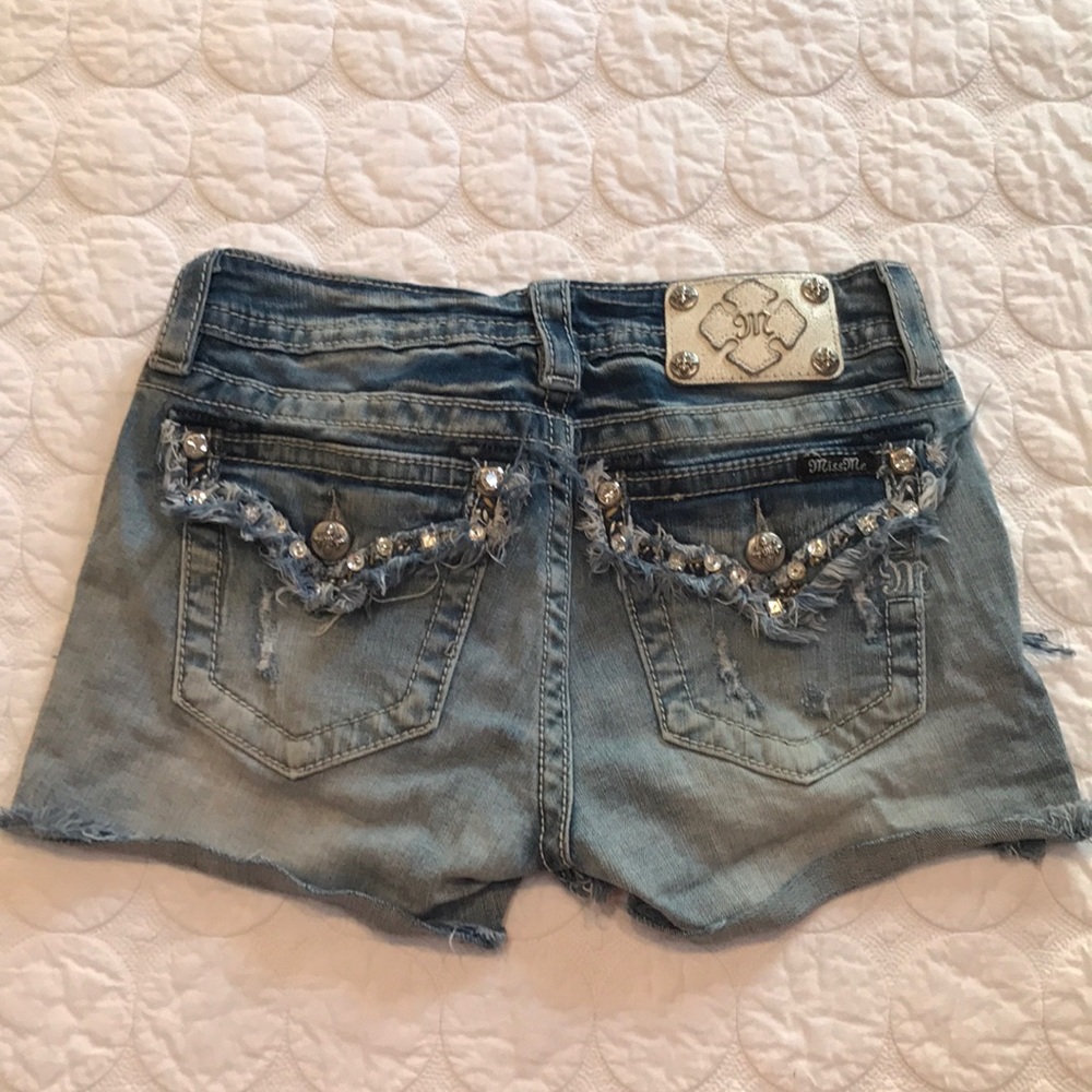 {Miss Me} Destroyed Light Wash Denim Shorts 27 - Picture 5 of 8